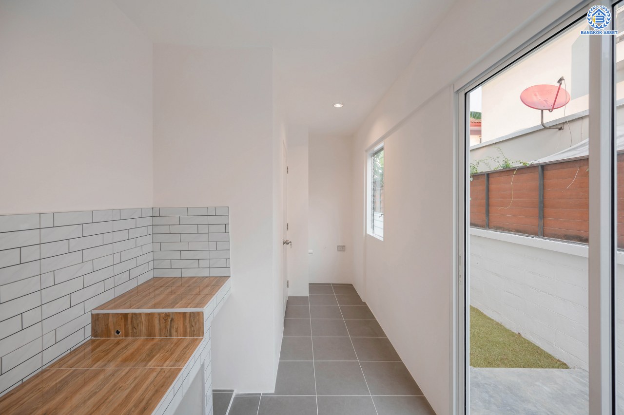 บ้านมือสองตกแต่งใหม่ โครงการ ชัยพฤกษ์ ติวานนท์-ราชพฤกษ์1 เนื้อที่ 56.3 ตร.ว. ฟังก์ชัน 3 ห้องนอน 2 ห้องน้ำ สภาพแวดล้อมดี บนทำเลศักยภาพ หน้าโครงการติดถนนใหญ่ เชื่อมต่อถนนราชพฤกษ์ ใกล้จุดขึ้นทางด่วน "ศรีสมาน" ใกล้ห้าง "เซ็นทรัล เวสต์เกต" และ "โรบินสัน ไลฟ์สไตล์ ศรีสมาน"...